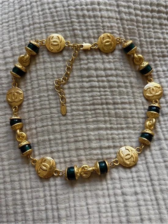 💚Vintage Chanel CC Medallion Necklace Green Gripoix Beads & Gold Tone Chain✨ - Picture 5 of 11